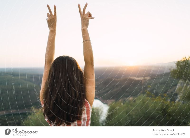 Fröhliche Frau im hellen Licht der Natur heiter Porträt Fröhlichkeit reisend Stil Freizeit & Hobby selbstbewußt feminin Beautyfotografie lässig brünett Sommer