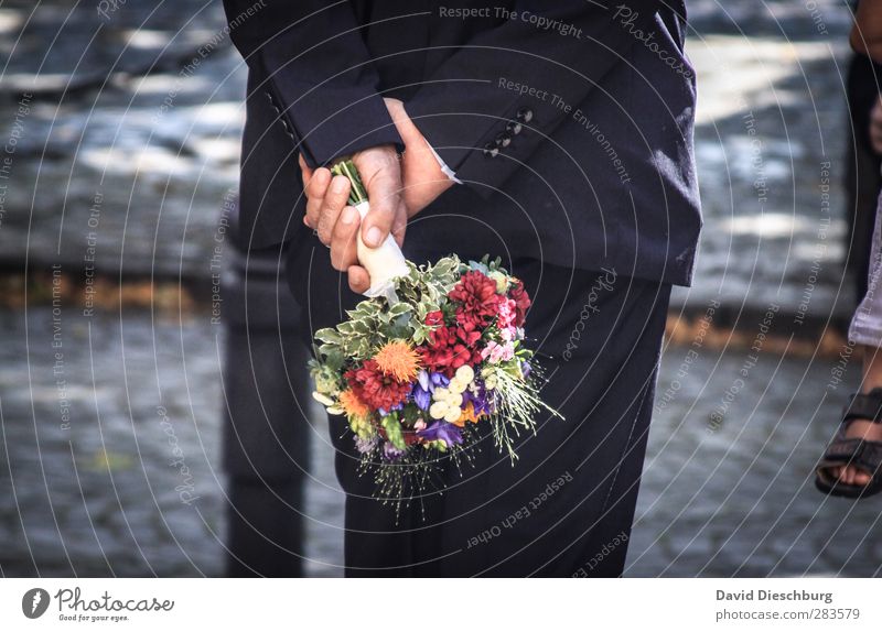 Vor dem großen Moment Mensch maskulin Leben Arme Hand Anzug blau mehrfarbig gelb rot schwarz weiß Gefühle Zusammensein Liebe Treue Romantik Hochzeit