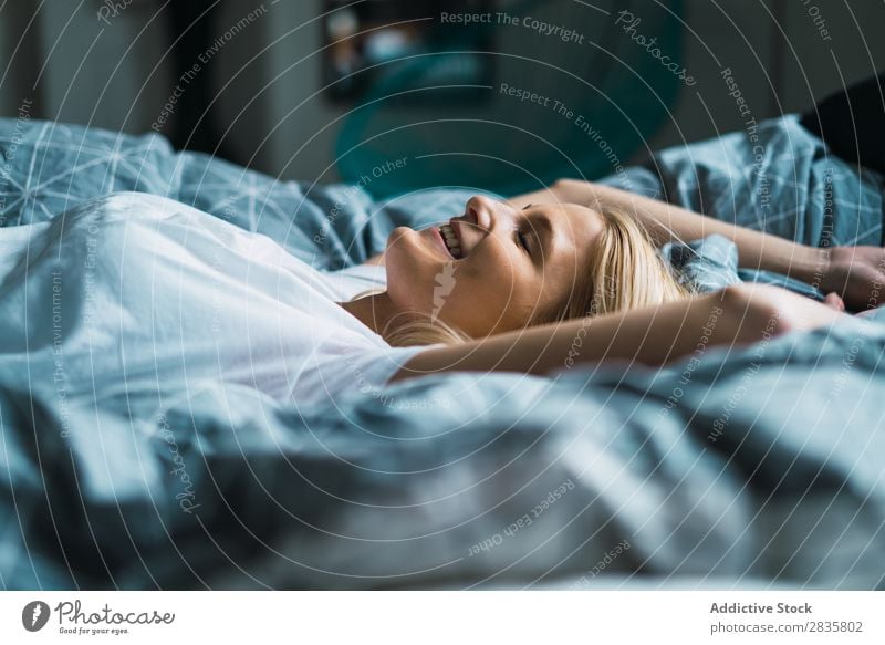 Blonde Frau im Bett liegend hübsch heimwärts Jugendliche blond träumen erfreut lügen Schlafzimmer schön Lifestyle Beautyfotografie attraktiv Porträt Dame Raum