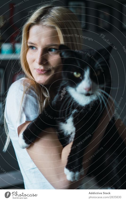 Junge Frau mit Katze hübsch heimwärts Jugendliche blond Haustier Freundschaft Besitzer Tier schön Lifestyle Beautyfotografie attraktiv Porträt Dame Raum Mensch