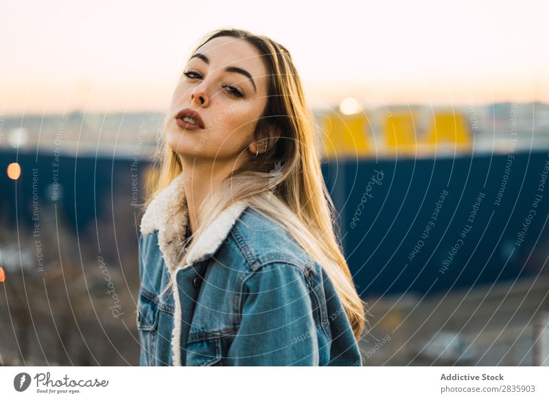 Weiblicher Körper in Denim Frau verführerisch genießen Menschliches Gesicht Beautyfotografie Versuchung Model Lippen Perfektion Stil frisch Porträt Ausdruck