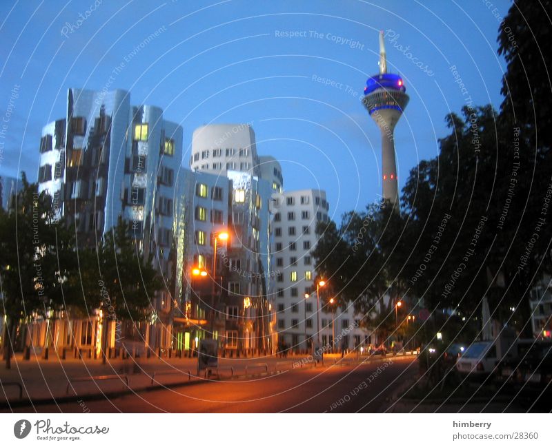 hafengegend II Düsseldorf Rheinturm Fernsehturm Stadt Abend Lifestyle modern Architektur Skyline Nachtleben Laterne Lichteffekt Gebäude Hochhaus