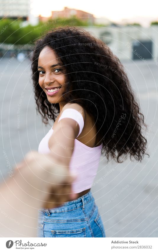 Frau hält Fotografenhand hübsch Jugendliche Porträt mir folgen gestikulieren Hand Blick in die Kamera schwarz Afrikanisch Großstadt Stadt Straße Kopf schön