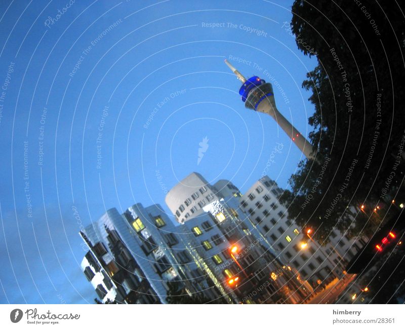 hafengegend III Düsseldorf Rheinturm Fernsehturm Stadt Abend Lifestyle modern Architektur Skyline Nachtleben Laterne Lichteffekt Gebäude Hochhaus