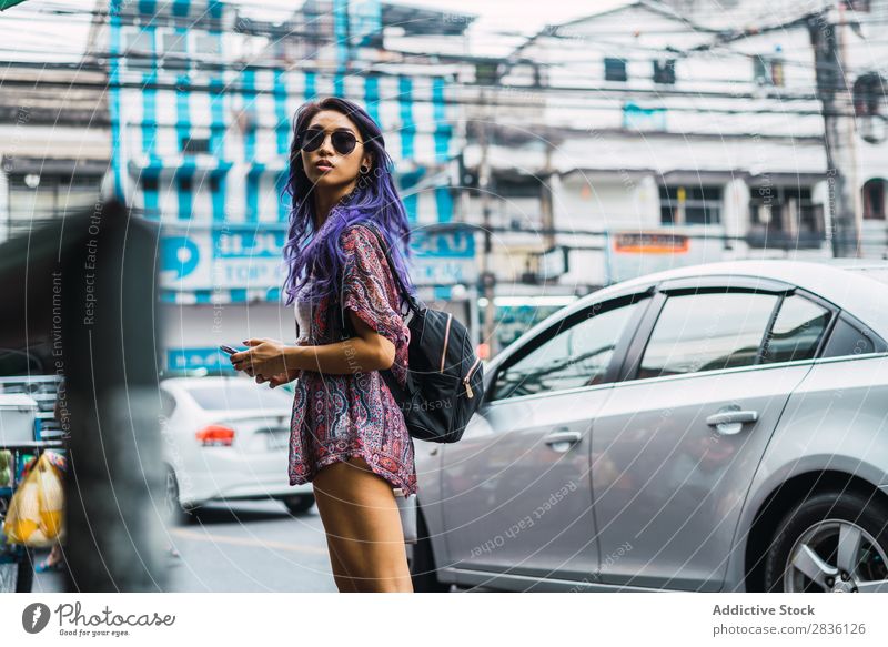 Hübsche asiatische Frau auf der Straße hübsch Jugendliche schön Porträt Behaarung purpur Sonnenbrille Östlich Mode attraktiv Großstadt Mensch Lifestyle