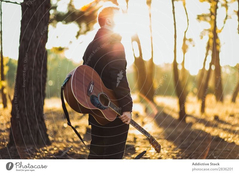 Mann mit Gitarre im Wald Natur Musik Coolness Lifestyle Musiker lässig Gitarrenspieler akustisch Herbst Musical Mensch Typ natürlich Instrument Spielen Stil