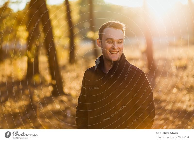 Junger nachdenklicher Mann im Wald Fürsorge Herbst Natur Einsamkeit träumen Ausflug Porträt Reisender Inspiration ruhen Freiheit wandern Roaming Stille