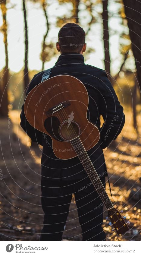 Mann mit Gitarre im Wald Natur Musik Coolness Lifestyle Musiker lässig Gitarrenspieler akustisch Herbst Musical Mensch Typ natürlich Instrument Spielen Stil