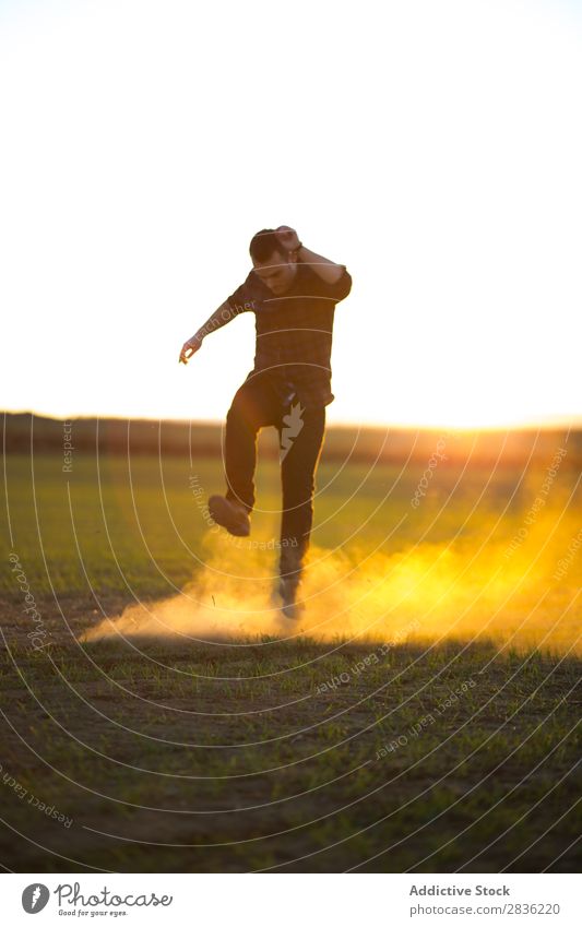 Mann springt auf sonniges Feld Freude springen Fröhlichkeit Sommer Freiheit Natur Aktion Mensch Jugendliche Wiese Gras Energie grün Lifestyle frei rennen