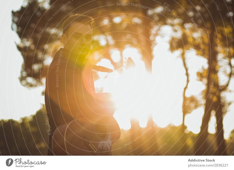 Mann mit Gitarre im Wald Natur Musik Coolness Lifestyle Musiker lässig Gitarrenspieler akustisch Herbst Musical Mensch Typ natürlich Instrument Spielen Stil