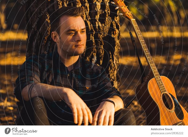 Mann mit Gitarre im Wald Natur Musik Coolness Lifestyle Musiker lässig Gitarrenspieler akustisch Herbst Musical Mensch Typ natürlich Instrument Spielen Stil