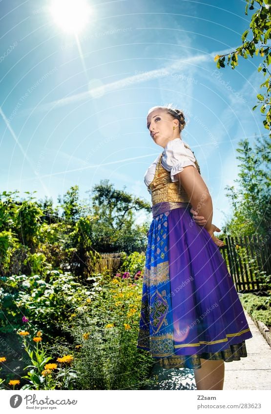 Madl elegant Stil Oktoberfest feminin Junge Frau Jugendliche 1 Mensch 18-30 Jahre Erwachsene Natur Landschaft Wolkenloser Himmel Sommer Blume Sträucher Garten