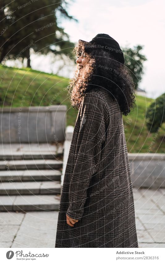 Hübsche stylische Frau im Park attraktiv Großstadt modisch lockig brünett grün Mantel Hut Mode Jugendliche schön hübsch Straße Model Stil Behaarung