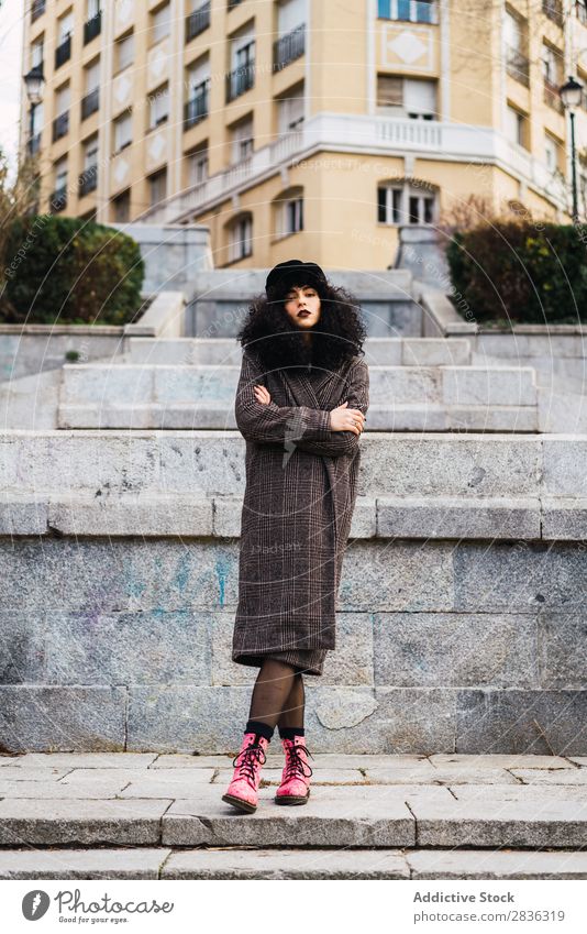 Hübsche stylische Frau im Park attraktiv Großstadt modisch lockig brünett grün Mantel Hut Mode Jugendliche schön hübsch Straße Model Stil Behaarung