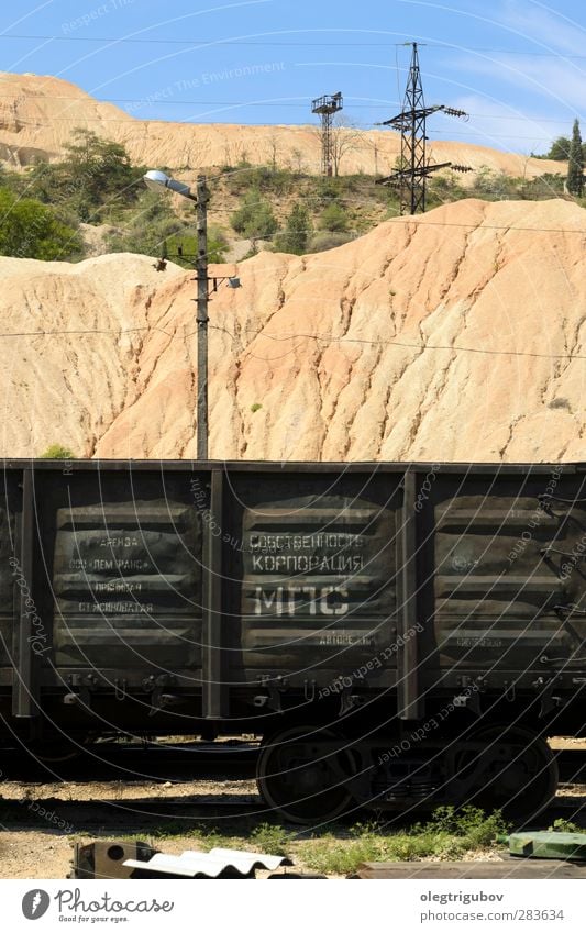 Zug am Bahnhof Arbeit & Erwerbstätigkeit Beruf Wirtschaft Industrie Technik & Technologie Landschaft Himmel Sonne Schienenverkehr Bahnfahren Lokomotive Sand