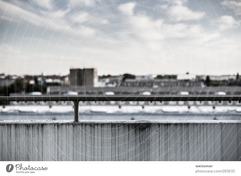 Anblick-Block Cottbus Skyline Menschenleer Hochhaus Mauer Wand Fassade Balkon dreckig kalt blau grau weiß Farbfoto Gedeckte Farben Außenaufnahme Tag Silhouette