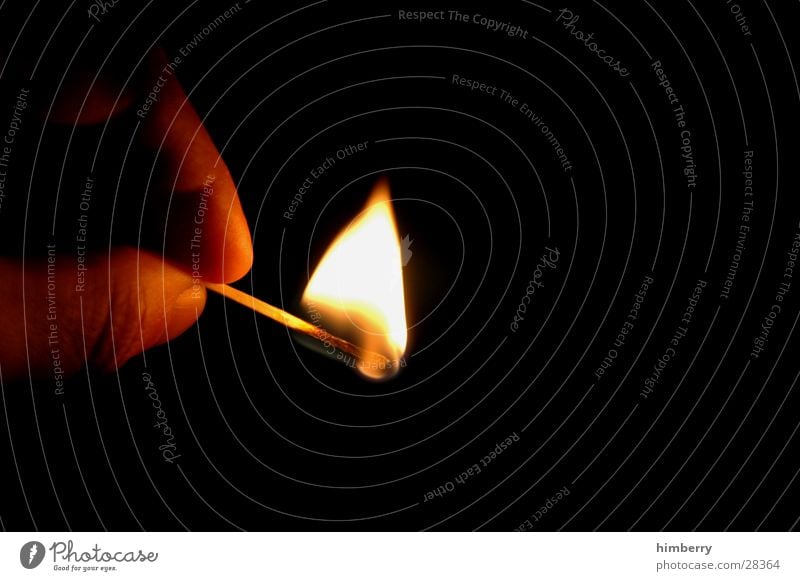 light my Fire Streichholz Licht Flamme Brand dunkel Erkenntnis anzünden entzünden Finger Experiment Silvester u. Neujahr Makroaufnahme Nahaufnahme obskur