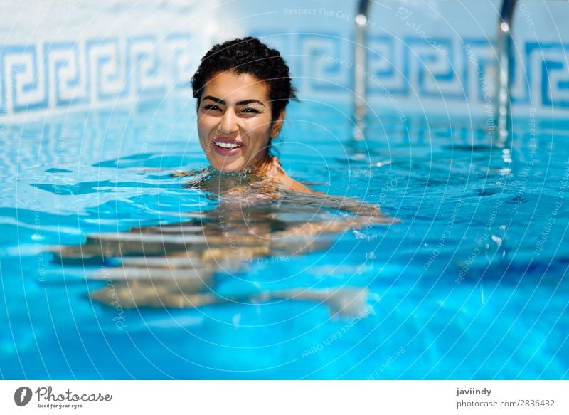 Fröhliche junge Frau entspannt sich im Schwimmbad. Lifestyle Glück schön Körper Haare & Frisuren Haut Erholung Freizeit & Hobby Ferien & Urlaub & Reisen