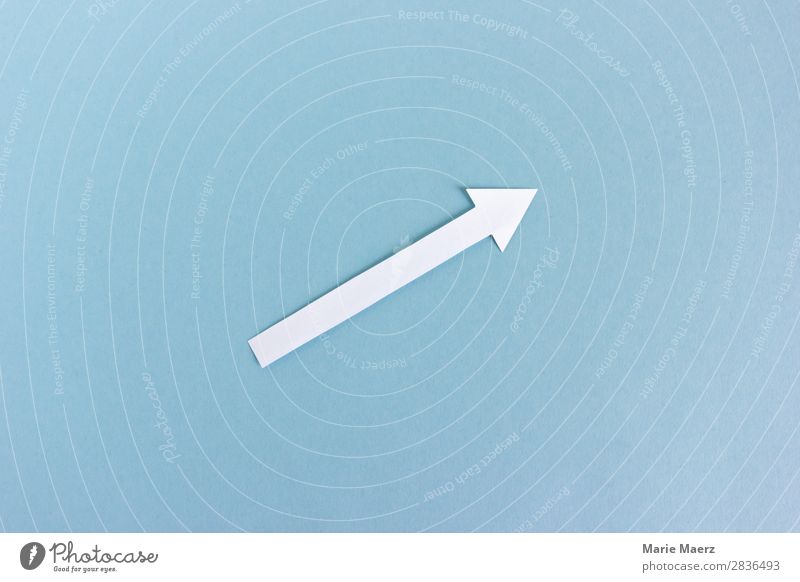 Es geht bergauf // Pfeil zeigt nach rechts oben richtung Erfolg lernen Karriere Bewegung machen einfach frei frisch gut positiv blau weiß Kraft Tatkraft