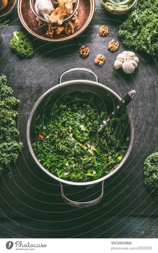 Grünkohl in Kochtopf Lebensmittel Gemüse Suppe Eintopf Ernährung Mittagessen Festessen Bioprodukte Vegetarische Ernährung Diät Geschirr Topf Löffel Stil Design