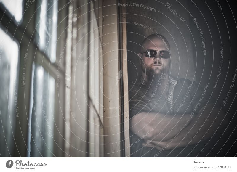 so what?! Mensch maskulin Junger Mann Jugendliche 1 18-30 Jahre Erwachsene Jugendkultur Musiker Haus Fenster Hemd Sonnenbrille Blick stehen bedrohlich groß