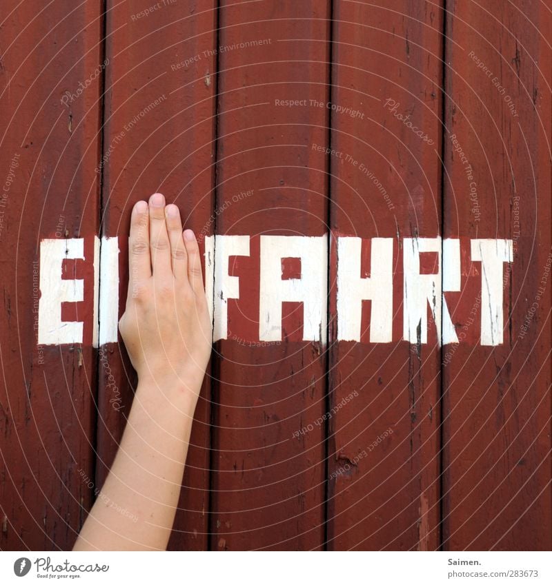 I-fahrt Hand Mauer Wand Fassade Freude Holz Holzwand Schriftzeichen Buchstaben festhalten Finger Einfahrt rot zuhalten Farbfoto Außenaufnahme Nahaufnahme