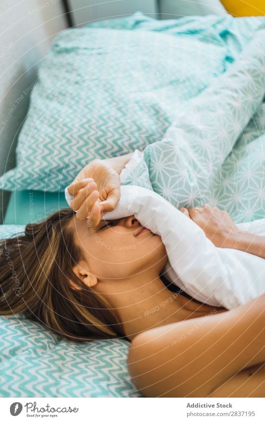 Frau schläft im Bett schlafen Schlafzimmer Jugendliche Mensch Kopfkissen Erholung attraktiv hübsch schön Morgen bequem gemütlich weich Decke Bettlaken Muster