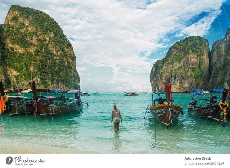 Boote in grünem Meerwasser Wasserfahrzeug Seeküste Strand Küste Ferien & Urlaub & Reisen Sommer blau Natur Landschaft schön Küstenstreifen Tourismus Idylle