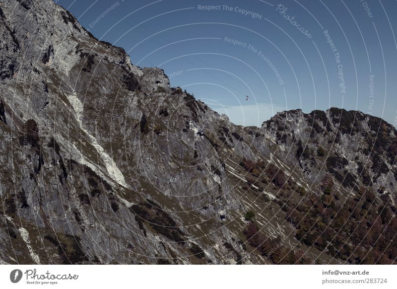 Mountain Berge u. Gebirge Stein Himmel blau grau Untersberg Gondellift Tag extrem Bergsteigen Bergsteiger Felsvorsprung Felsspalten Schlucht Felswand Felsen