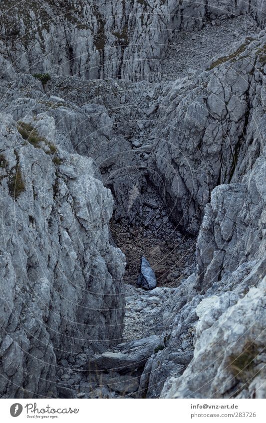 Berg Berge u. Gebirge Stein Himmel blau grau Untersberg Tag extrem Bergsteigen Bergsteiger Felsvorsprung Felsspalten Schlucht Felswand Felsen Natur