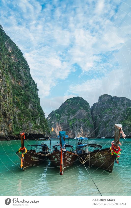 Zwei Boote in grünem Meerwasser Wasserfahrzeug Seeküste Strand Küste Ferien & Urlaub & Reisen Sommer blau Natur Landschaft schön Küstenstreifen Tourismus Idylle