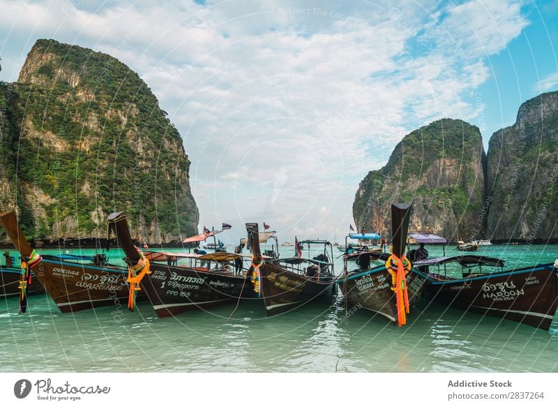 Boote in grünem Meerwasser Wasserfahrzeug Seeküste Strand Küste Ferien & Urlaub & Reisen Sommer blau Natur Landschaft schön Küstenstreifen Tourismus Idylle