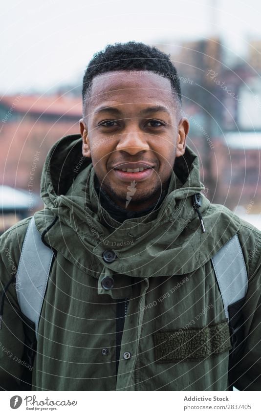 Tourist Mann in der verschneiten Stadt Großstadt Stil Straße Jugendliche Lifestyle lässig Schickimicki Mode Erwachsene Blick in die Kamera sportlich Winter