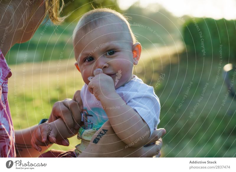 Mutter mit Kind im Park Rasen grün Sonnenstrahlen Familie & Verwandtschaft Glück Mensch Frau Fröhlichkeit Sommer Lifestyle Liebe Eltern Natur Jugendliche Freude