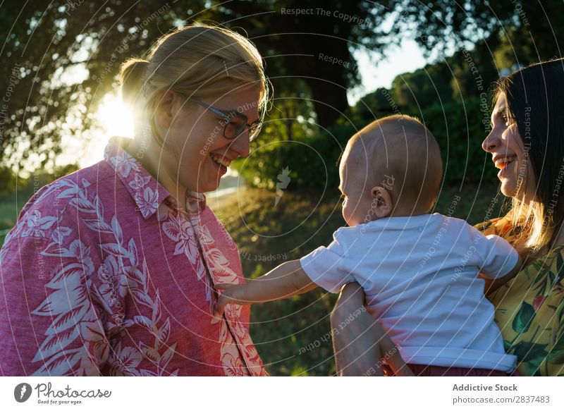 Mutter mit Kind im Park Rasen grün Sonnenstrahlen Familie & Verwandtschaft Glück Mensch Frau Fröhlichkeit Sommer Lifestyle Liebe Eltern Natur Jugendliche Freude