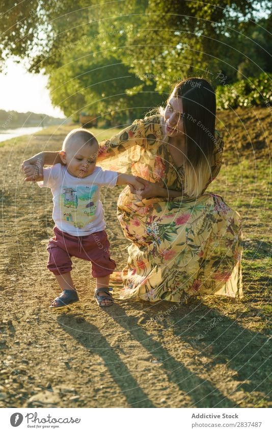 Mutter mit laufendem Kind Park tretend Schule abstützen Sonnenstrahlen Familie & Verwandtschaft Glück Mensch Frau Fröhlichkeit Sommer Lifestyle Liebe Eltern