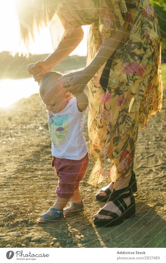 Mutter mit laufendem Kind Park tretend Schule abstützen Sonnenstrahlen Familie & Verwandtschaft Glück Mensch Frau Fröhlichkeit Sommer Lifestyle Liebe Eltern