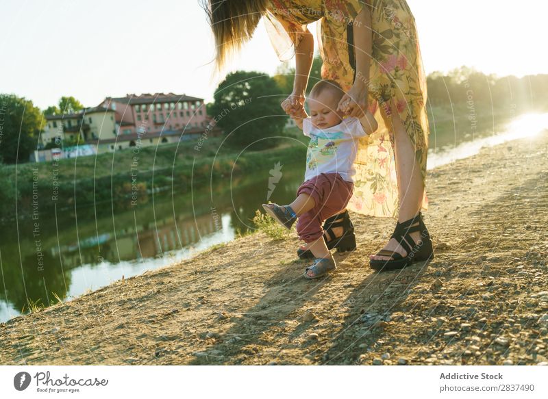 Mutter mit laufendem Kind Park tretend Schule abstützen Sonnenstrahlen Familie & Verwandtschaft Glück Mensch Frau Fröhlichkeit Sommer Lifestyle Liebe Eltern