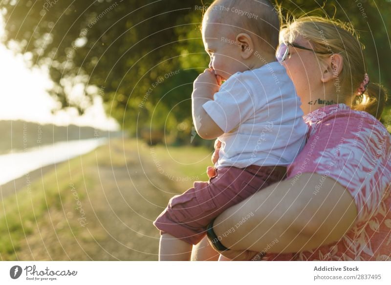 Mutter hält das Kind an den Händen im Park. Sonnenstrahlen auf Händen Familie & Verwandtschaft Glück Mensch Frau Fröhlichkeit Sommer Lifestyle Liebe Eltern