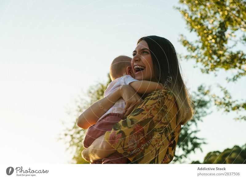 Mutter mit Kind im Park grün Sonnenstrahlen Familie & Verwandtschaft Glück Mensch Frau Fröhlichkeit Sommer Lifestyle Liebe Eltern Natur Jugendliche Freude