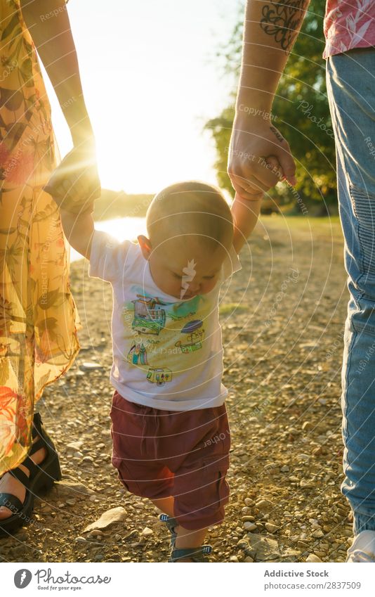 Lesbisches Paar und Kind beim Spaziergang im Park Mutter Beine laufen grün Sonnenstrahlen Familie & Verwandtschaft Glück Mensch Fröhlichkeit Sommer Lifestyle