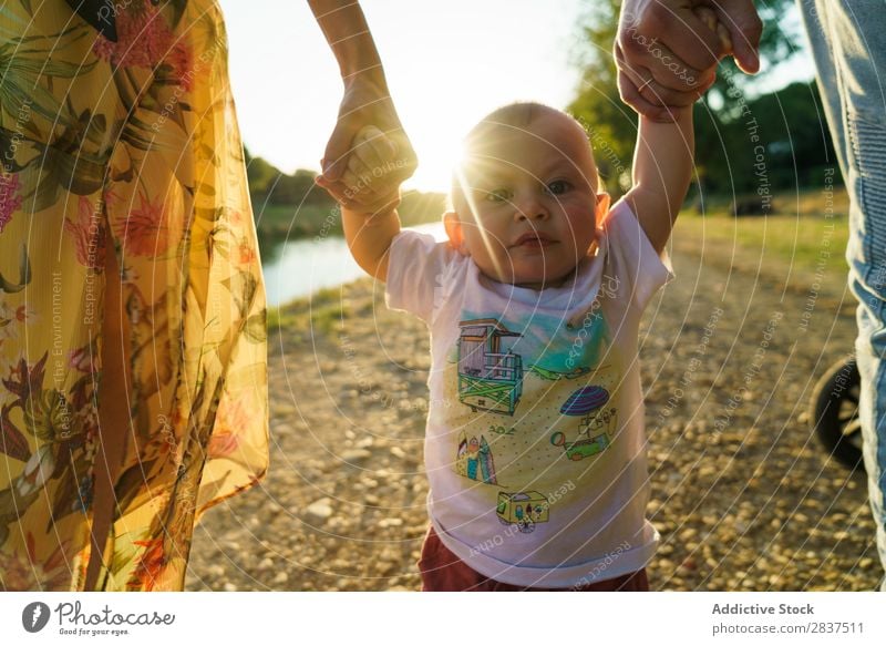 Lesbisches Paar und Kind beim Spaziergang im Park Mutter Beine laufen grün Sonnenstrahlen Familie & Verwandtschaft Glück Mensch Fröhlichkeit Sommer Lifestyle