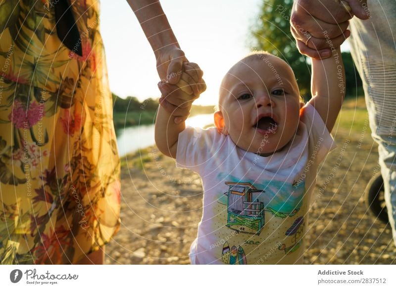 Lesbisches Paar und Kind beim Spaziergang im Park Mutter Beine laufen grün Sonnenstrahlen Familie & Verwandtschaft Glück Mensch Fröhlichkeit Sommer Lifestyle