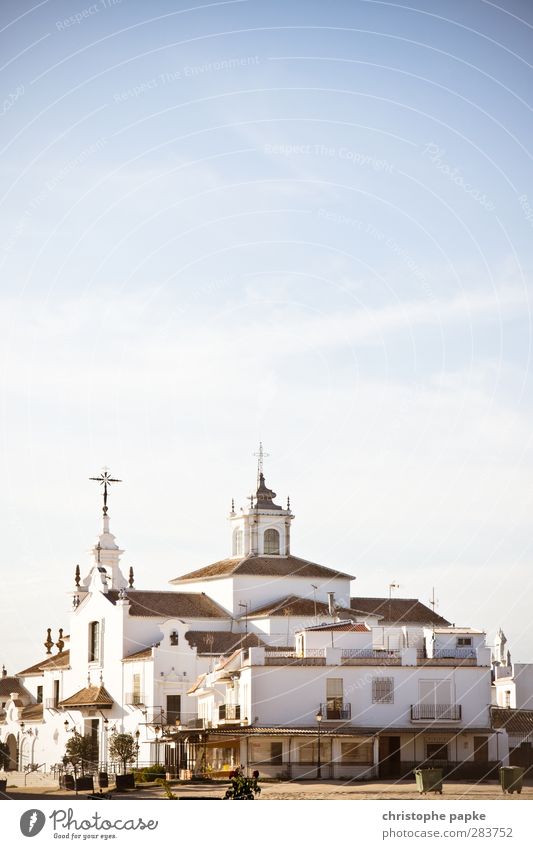 Tan cierto como hay Dios Ferien & Urlaub & Reisen Sommer Sommerurlaub Schönes Wetter El Rocio Festival Andalusien Spanien Dorf Kleinstadt Kirche Gebäude