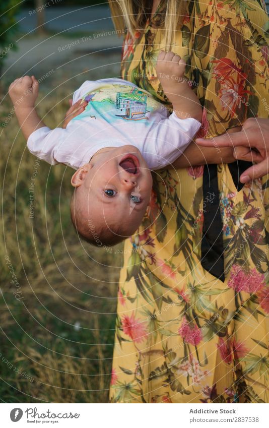 Süßes Kind auf den Händen der Mutter Park Rasen grün auf Händen Familie & Verwandtschaft Glück Mensch Frau Fröhlichkeit Sommer Lifestyle Liebe Eltern Natur