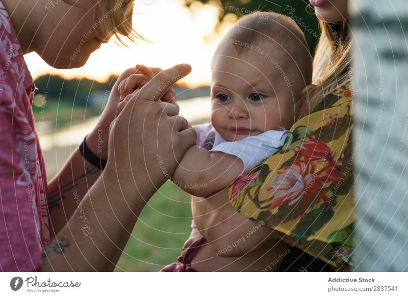 Süßes Kind auf den Händen der Mutter Park Rasen grün auf Händen Familie & Verwandtschaft Glück Mensch Frau Fröhlichkeit Sommer Lifestyle Liebe Eltern Natur