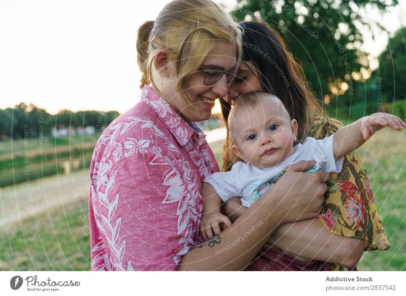 Süßes Kind auf den Händen der Mutter Park Rasen grün auf Händen Familie & Verwandtschaft Glück Mensch Frau Fröhlichkeit Sommer Lifestyle Liebe Eltern Natur