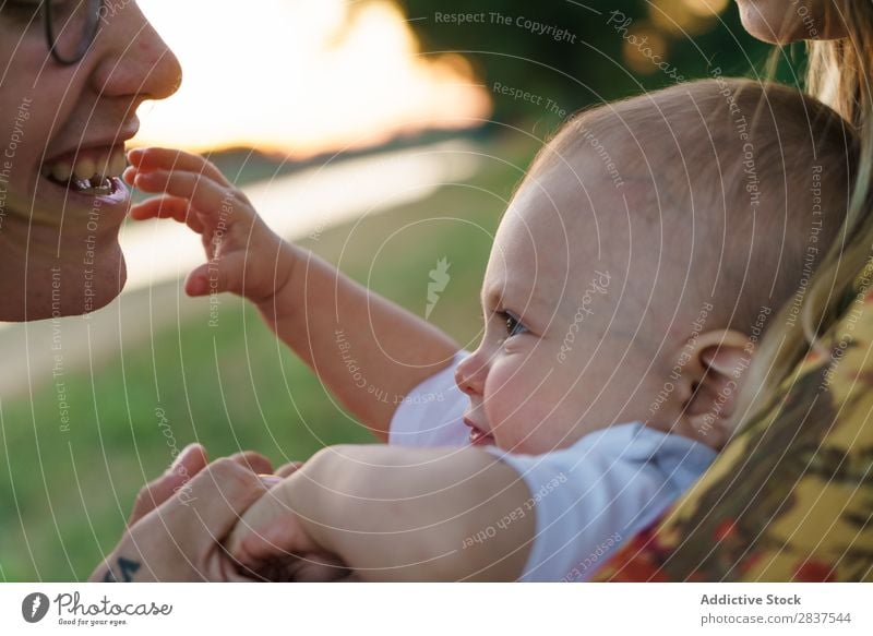 Mutter und Kind beim Spaß haben Park Rasen grün Sonnenstrahlen Familie & Verwandtschaft Glück Mensch Frau Fröhlichkeit Sommer Lifestyle Liebe Eltern Natur