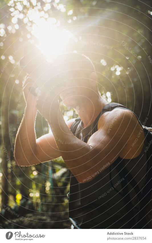 Ein Mann, der im Dschungel schießt. Fotograf Urwald Tourist Erwachsene Fokussierung zielen professionell Ferien & Urlaub & Reisen Wald Natur Tourismus