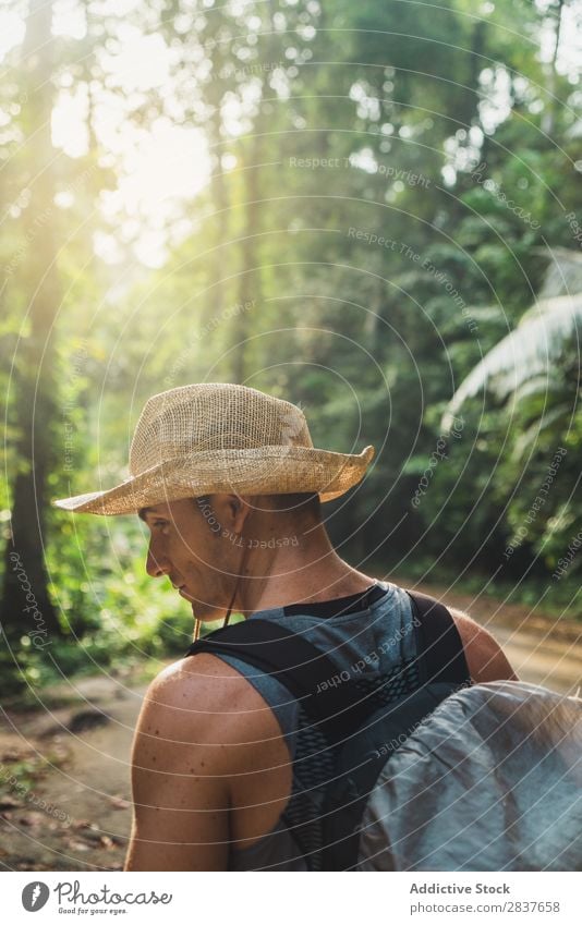 Fotograf mit Kamera im Dschungel Urwald Tourist Mann Erwachsene laufen professionell Ferien & Urlaub & Reisen Wald Natur Tourismus Landschaft natürlich tropisch